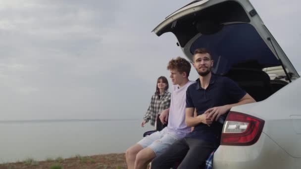 Grupo de amigos falar antes de fazer piquenique ao ar livre — Vídeo de Stock