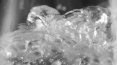 Bir bardak dolusu saf su bardağa döküldü.