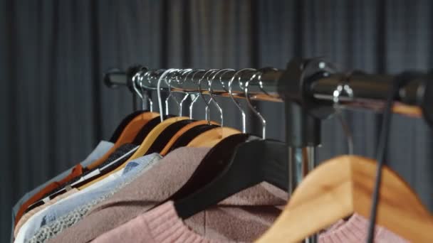 Sluiten van kleding hangen aan hanger — Stockvideo