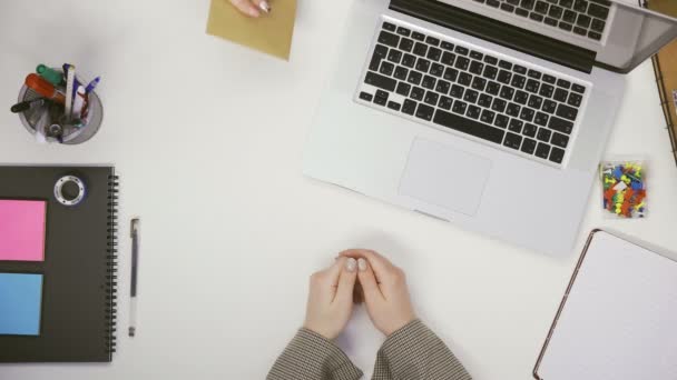 Top view, a woman does not accept an envelope with money from a client — Stock Video