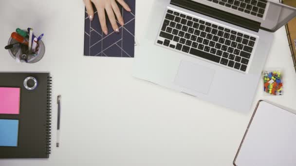 Top view, a woman takes an envelope with money from a client — Stock Video