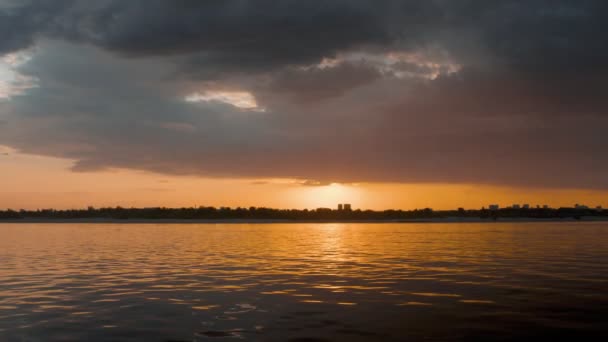 Pohled na krásný západ slunce z říční plavby — Stock video