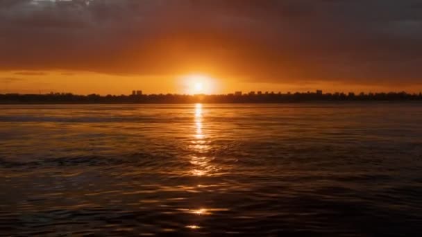 Vista de um belo pôr do sol a partir de um cruzeiro no rio — Vídeo de Stock