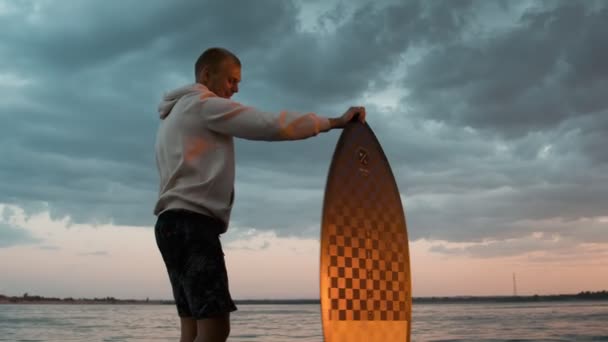 Muž na motorovém člunu s wakeboardem — Stock video