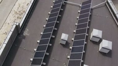 Binanın tepesindeki güneş panellerinin hava görüntüsü.