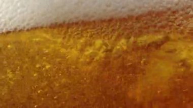 Su damlalı bir bardakta soğuk light bira. El yapımı birayı kapat..