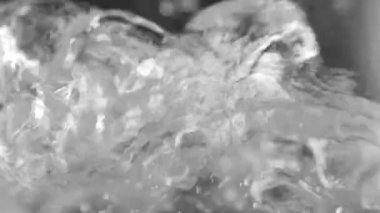 Bir bardak dolusu saf su bardağa döküldü.