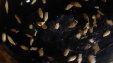 Maltların üst görünümü siyah arkaplandaki suda zıplamalarla döner