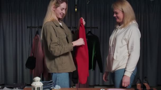 두 번째 가게에서 일하는 젊은 여자들 이 상 위에서 옷을 분류 한다 — 비디오