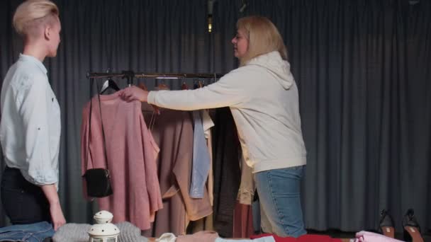 3.年轻女子在二手服装店试穿粉红色的毛衣 — 图库视频影像