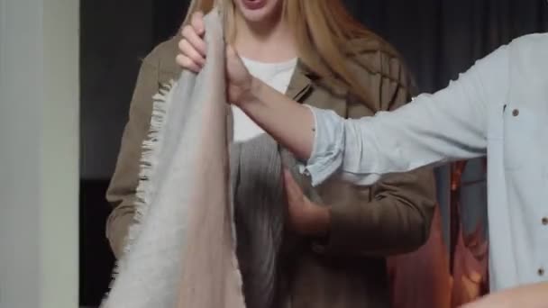 Blisko kobiet Pracownicy sklepów z drugiej ręki sortują ubrania na stole — Wideo stockowe