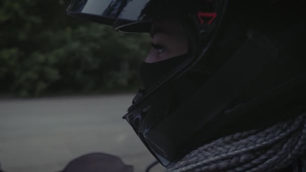 Close-up van sexy vrouw in een zwart helm — Stockvideo