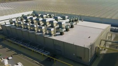 Güneşli bir günde endüstriyel bir tesisin kuş bakışı görüntüsü.