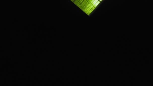 Abstrakt grön geometrisk bakgrund. Belysta växthus på natten. Jordbruksinfrastruktur på glastak. — Stockvideo