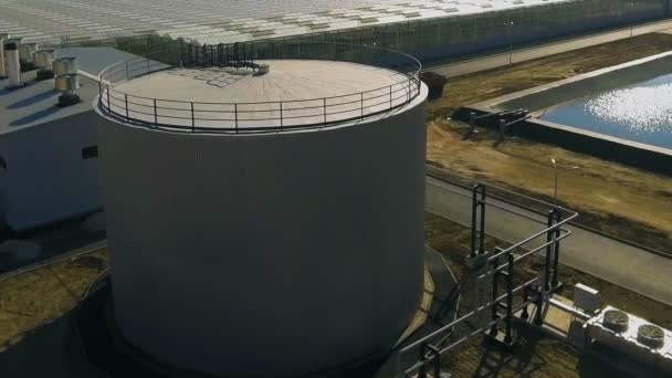 Vista de aves de una instalación industrial durante el día en un día soleado — Vídeo de stock