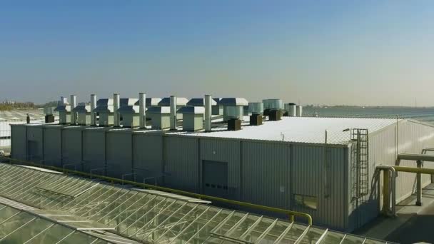 Vista panorâmica de uma instalação industrial durante o dia em um dia ensolarado — Vídeo de Stock