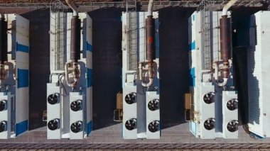 Güneşli bir günde öğleden sonra bir endüstriyel tesisin en üst görüntüsü.