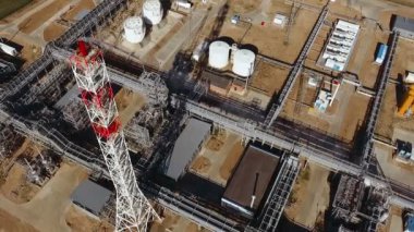 Güneşli bir günde endüstriyel bir tesisin kuş bakışı görüntüsü.