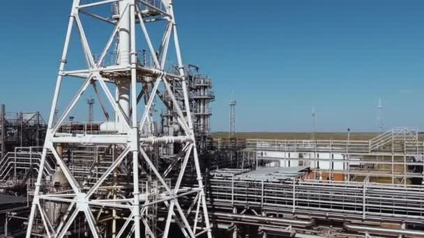 Vista de aves de una instalación industrial durante el día en un día soleado — Vídeos de Stock