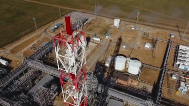 Güneşli bir günde endüstriyel bir tesisin kuş bakışı görüntüsü.