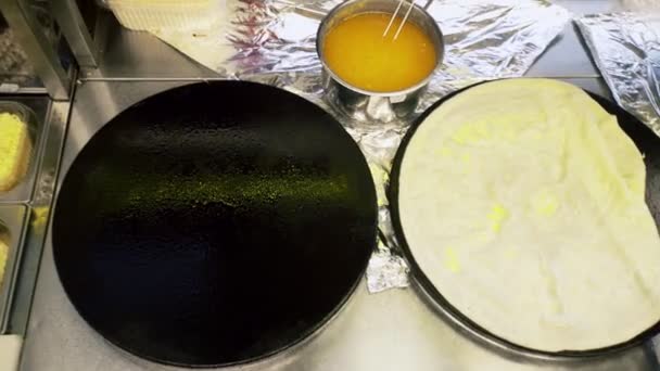 在厨房的专业油锅上做俄罗斯煎饼的头像 — 图库视频影像