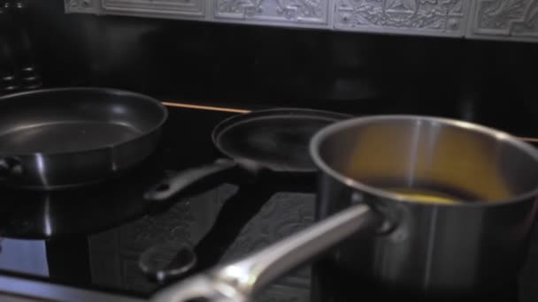 Una mano di uomo accende una stufa elettronica in cucina — Video Stock