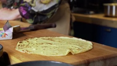 Krep mutfaktaki tahtanın üzerinde duruyor.