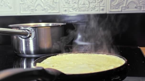 En process för att göra pannkakor i köket — Stockvideo