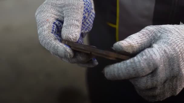 汽车修理工手拿着旧的、磨损了的制动器垫. — 图库视频影像