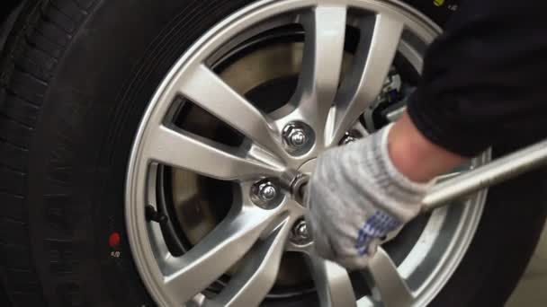 The car mechanic twists the disk from the car with a wrench — Stock Video