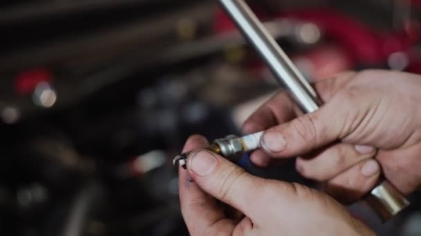Automechanik nahradí zapalovací svíčky v autě — Stock video