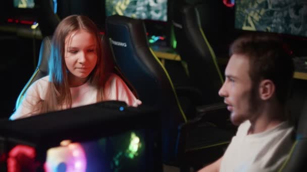 Een Jongen Een Meisje Praten Een Computerclub — Stockvideo