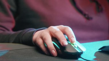 Kız eli bilgisayar faresiyle oynuyor. Yakın plan.