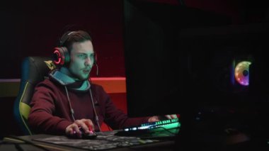 Genç bir oyuncu duygusal olarak bilgisayarda oynar.