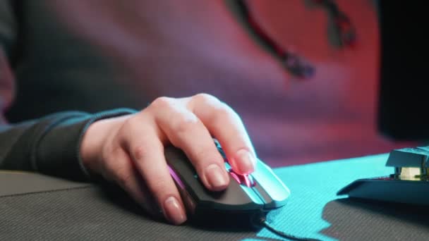 Girls hand is playing a computer mouse close up — Stock Video