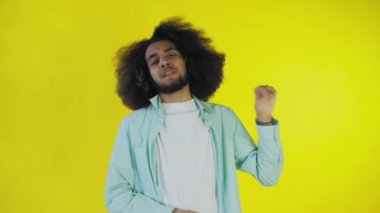 Blah, Blah, Blah. Sıkılmış bir Afro-Amerikalı, el kol hareketi, konuşmalardan ve ilginç olmayan bilgilerden sıkılmış, sarı bir arka planda poz veriyor.