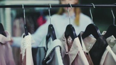 Güzel bir kız, askıdaki her şeyi alıp götürür. Alışveriş gezisi