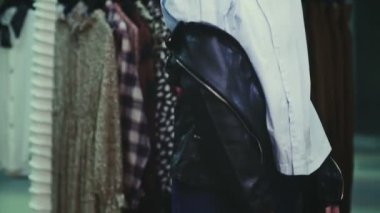 Güzel bir kız bir giyim mağazasının soyunma odasında kıyafet deniyor. Alışveriş.