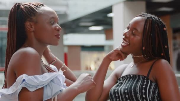 Κοντινό πλάνο νεαρών Αφρικανών κοριτσιών σε ένα εμπορικό κέντρο που κουβεντιάζουν — Αρχείο Βίντεο