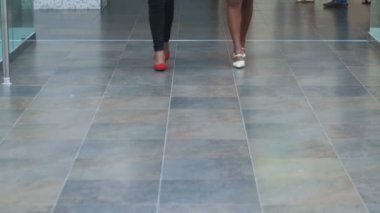 Alışveriş merkezinde alışveriş yapan ve sohbet eden Afrikalı genç kızların yakın çekimi.