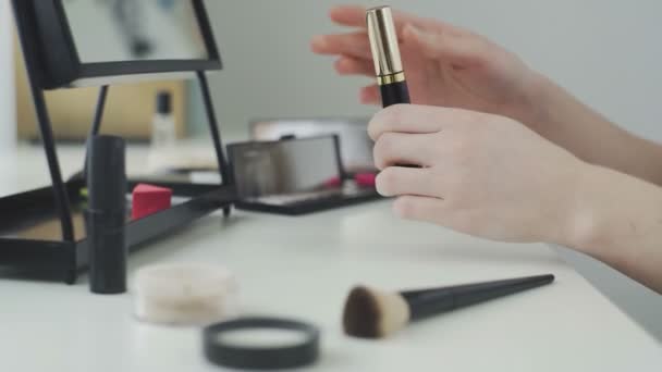 Mascara, vrouwenhanden houden een tube zwarte mascara vast, openen en een borstel verwijderen. Oog make-up: decoratieve cosmetica. Het concept van vrouwelijke schoonheid, make-up, make-up artiest. — Stockvideo