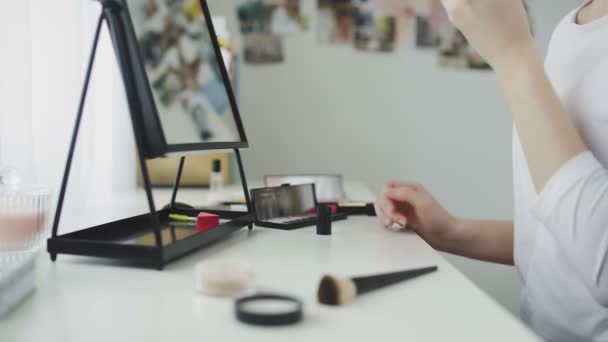 Een onherkenbaar meisje schildert haar lippen met lippenstift. Sluit de lippenstift buis — Stockvideo