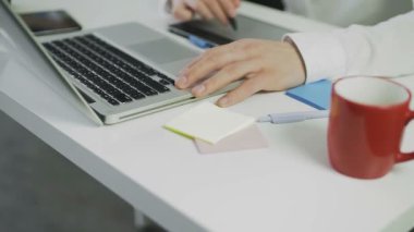 Tanınmayan bir adam grafik tabletine resim çiziyor. Uzaktan kumanda. Serbest çalışıyorum. Video hareket halinde. Yakın plan.