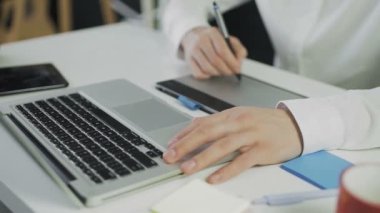 Tanınmayan bir adam grafik tabletine resim çiziyor. Uzaktan kumanda. Serbest çalışıyorum. Video hareket halinde. Yakın plan.