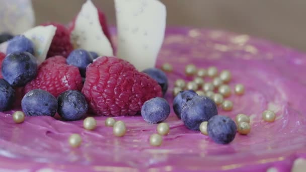 Incrivelmente belamente decorado à mão bolo de morango caseiro. Delicioso, fresco, sobremesa apetitosa close-up. Confeitaria arte. — Vídeo de Stock