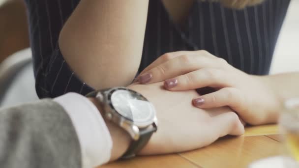 La chica pone su mano en la palma de sus novios. — Vídeos de Stock