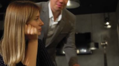 Bir kadın bir kafede masada otururken, bir erkek arkasından bir hediye kutusuyla gelir ve onu bir kadına verir. Kadın hediyeyle mutlu oldu. Kafede ya da restoranda bir randevu.