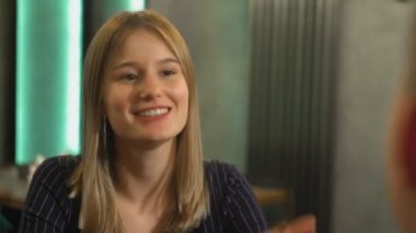 Bir adam ve bir kadın bir kafede ya da bir restoranda karşılıklı oturup iletişim kurarlar. Kafede ya da restoranda bir randevu. Romantik atmosfer