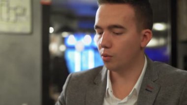 Bir adam ve bir kadın bir kafede ya da bir restoranda karşılıklı oturup iletişim kurarlar. Kafede ya da restoranda bir randevu. Romantik atmosfer