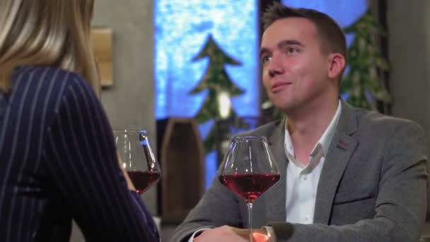Ένας άντρας σε ραντεβού με μια γυναίκα σε ένα καφέ ή εστιατόριο πίνοντας κρασί από κοντά. — Αρχείο Βίντεο